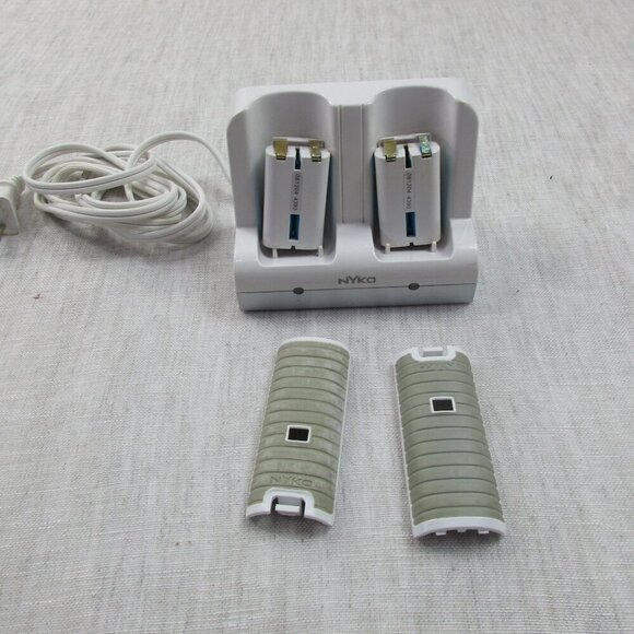 Nyko Nintendo Wii Controllers Video Game Rechargeable Batteries & Docks Station - Picture 1 of 6